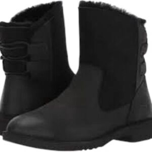 UGG women  Black suede leather sheepskin Naiyah short boots size 6